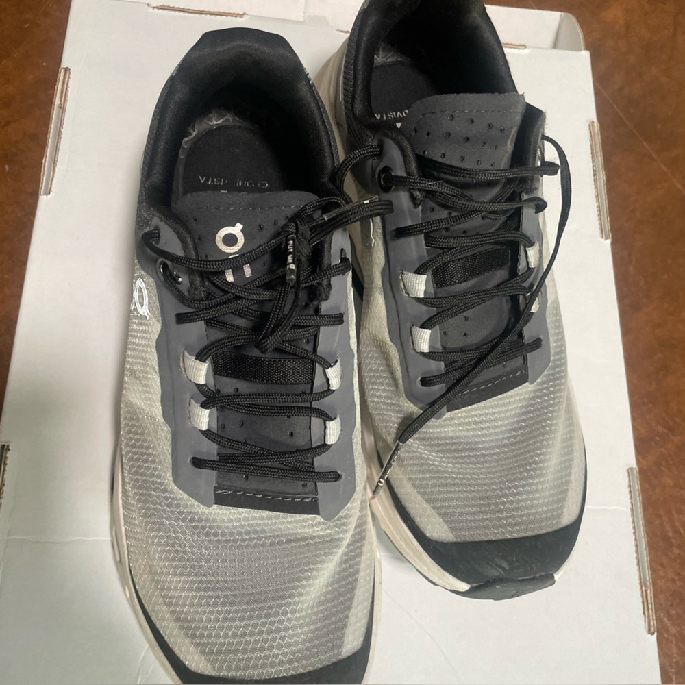 On cloud Cloudvista Glacier Grey Black shoes women’s size 6.5A few times used